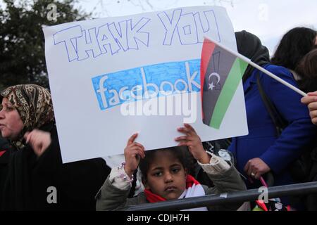 26. Februar 2011 - London, England, Vereinigtes Königreich - Hunderte von arabischen Jugendlichen in UK demonstrieren am Trafalgar Square zur Unterstützung der libyschen Revolution. Sie gingen an die libysche Botschaft die libyschen Community zur Unterstützung der Revolution und gegen die libysche Massaker. (Kredit-Bild: © mir Stockfoto