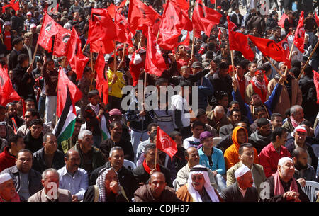 Palästinensische Unterstützer der Demokratischen Front zur Befreiung Palästinas (DFLP) tragen Fahnen während einer Kundgebung 42 Jahre seit seiner Gründung in Gaza-Stadt, Samstag, 26. Februar 2011 zu feiern. 1969 gegründet, ist die DFLP, eine palästinensische marxistisch-leninistischen, weltliche politische und militärische Organisation. Pho Stockfoto