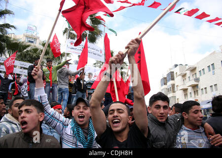 Palästinensische Unterstützer der Demokratischen Front zur Befreiung Palästinas (DFLP) tragen Fahnen während einer Kundgebung 42 Jahre seit seiner Gründung in der Westbank Ramallah, Samstag, 26. Februar 2011 zu feiern. 1969 gegründet, ist die DFLP eine palästinensische marxistisch-leninistischen, säkularen politischen und milit Stockfoto