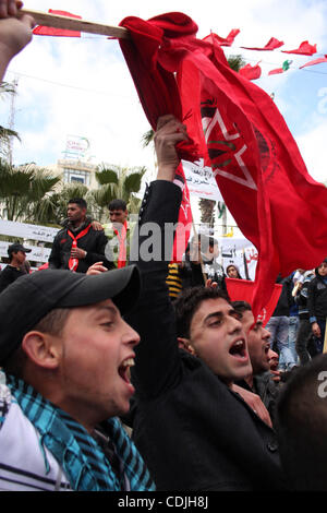 Palästinensische Unterstützer der Demokratischen Front zur Befreiung Palästinas (DFLP) tragen Fahnen während einer Kundgebung 42 Jahre seit seiner Gründung in der Westbank Ramallah, Samstag, 26. Februar 2011 zu feiern. 1969 gegründet, ist die DFLP eine palästinensische marxistisch-leninistischen, säkularen politischen und milit Stockfoto