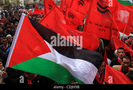 Palästinensische Unterstützer der palästinensischen Völker Party (PPP) Welle party Fahnen, wie sie im Zentrum von West Bank Stadt von Nablus fordern ein Ende der Spaltung zwischen dem Gazastreifen und dem Westjordanland und fordern politische Versöhnung zwischen Fatah-Partei und der islamistischen Bewegung Rallye Stockfoto