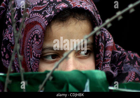 26. Februar 2011 - Srinagar, Kaschmir, Indien - Fans hören einer Rede von Opposition Peoples Democratic Party (PDP) Mufti Mohammad Syeed Adressierung einer öffentlichen Versammlung Samstag. Die PDP sagte um die Kaschmir-Frage zu lösen, eine Konferenz am runden Tisch sollte folgen Vertrauensbildung misst Tak Stockfoto