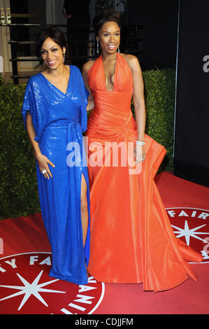 27. Februar 2011 - West Hollywood, Kalifornien, US - Schauspielerin ROSARIO DAWSON und Sängerin JENNIFER HUDSON kommt im Vanity Fair Abendessen und After-Party im Sunset Tower Hotel feiert die 83. Academy Awards in West Hollywood, Kalifornien. (Kredit-Bild: © Rich Schmitt/ZUMAPRESS.com) Stockfoto