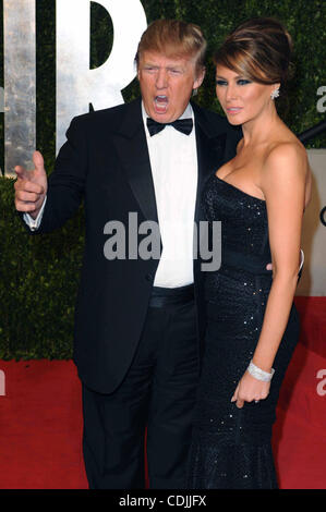 27. Februar 2011 - West Hollywood, Kalifornien, USA - DONALD TRUMP und MELANIA KNAUSS kommt im Vanity Fair Abendessen und After-Party im Sunset Tower Hotel feiert die 83. Academy Awards in West Hollywood, Kalifornien. (Kredit-Bild: © Rich Schmitt/ZUMAPRESS.com) Stockfoto