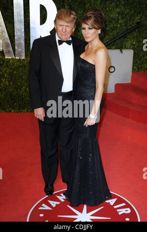 27. Februar 2011 - West Hollywood, Kalifornien, USA - DONALD TRUMP und MELANIA KNAUSS kommt im Vanity Fair Abendessen und After-Party im Sunset Tower Hotel feiert die 83. Academy Awards in West Hollywood, Kalifornien. (Kredit-Bild: © Rich Schmitt/ZUMAPRESS.com) Stockfoto