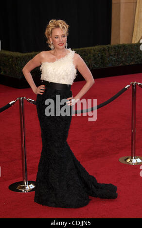 27. Februar 2011 kommt - Hollywood, Kalifornien, US - Schauspielerin VIRGINIA MADSEN trägt ein Romona Keveza Kleid auf dem Oscar roten Teppich bei der 83. Academy Awards, The Oscars vor Kodak Theatre. (Kredit-Bild: © Lisa O'Connor/ZUMAPRESS.com) Stockfoto