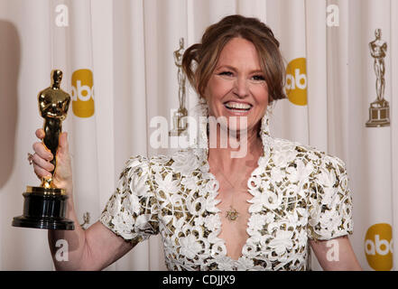 27. Februar 2011 - Hollywood, Kalifornien, US - Schauspielerin MELISSA LEO trägt ein Kleid von Marc Bouwer feiert mit ihren Award als beste Nebendarstellerin für "The Fiighter" auf dem roten Teppich Oscars 83rd Annual Academy Awards Oscar. (Kredit-Bild: © Lisa O'Connor/ZUMAPRESS.com) Stockfoto