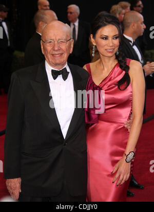 27. Februar 2011 - Hollywood, Kalifornien, USA - Medienmogul RUPERT MURDOCH und WENDI DENG auf dem Oscar roten Teppich bei der 83. Academy Awards, The Oscars vor Kodak Theatre. (Kredit-Bild: © Lisa O'Connor/ZUMAPRESS.com) Stockfoto