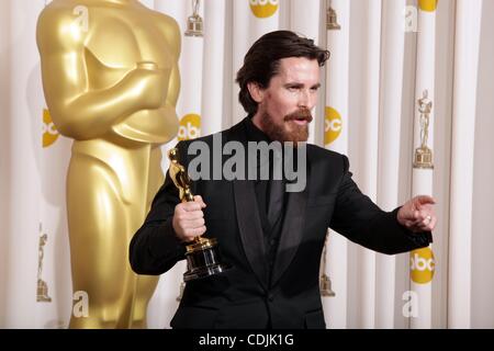 27. Februar 2011 - Hollywood, Kalifornien, USA - Bester stützender Schauspieler Gewinner CHRISTIAN BALE tragen Gucci-Anzug, Uhr und Manschettenknöpfe mit seinem Statuette bei der 83. Oscar-Verleihung im Kodak Theatre. (Kredit-Bild: © Lisa O'Conner/ZUMAPRESS.com) Stockfoto