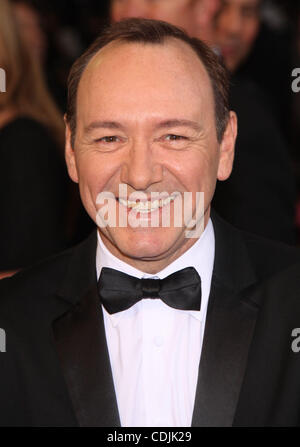27. Februar 2011 - Hollywood, Kalifornien, US - Schauspieler KEVIN SPACEY wie er auf den Oscars 83rd Annual Academy Awards Oscar roten Teppich ankommt.  (Kredit-Bild: © Lisa O'Connor/ZUMAPRESS.com) Stockfoto