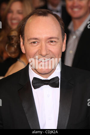 27. Februar 2011 - Hollywood, Kalifornien, US - Schauspieler KEVIN SPACEY wie er auf den Oscars 83rd Annual Academy Awards Oscar roten Teppich ankommt.  (Kredit-Bild: © Lisa O'Connor/ZUMAPRESS.com) Stockfoto