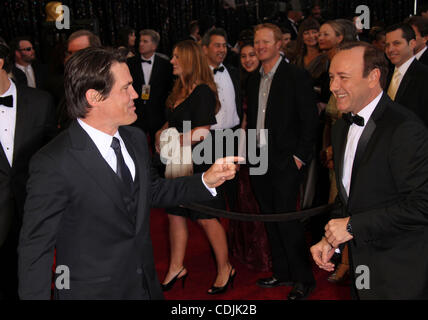 27. Februar 2011 - Hollywood, Kalifornien, US - Schauspieler JOSH BROLIN mit KEVIN SPACEY, wie er auf den Oscars 83rd Annual Academy Awards Oscar roten Teppich ankommt.  (Kredit-Bild: © Lisa O'Connor/ZUMAPRESS.com) Stockfoto