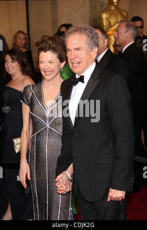 27. Februar 2011 - Hollywood, Kalifornien, US - Schauspielerin ANNETTE BENING tragen ein Naeem Kleid und Ehemann/Schauspieler WARREN BEATTY ankommen auf dem roten Teppich Oscars 83rd Annual Academy Awards Oscar.  (Kredit-Bild: © Lisa O'Connor/ZUMAPRESS.com) Stockfoto