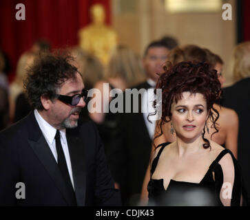 27. Februar 2011 - kommt auf dem roten Teppich für die 83rd Annual Academy Awards-Show Hollywood, Kalifornien, USA - OSCARS 2011 - Regisseur TIM BURTON mit Frau, Schauspielerin HELENA BONHAM CARTER, trägt ein Kleid von Kostümdesignerin Colleen Atwood, entworfen. (Credit: © Lisa O'Connor/ZUMAPRESS.com) Stockfoto