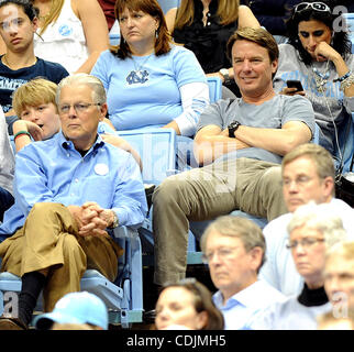 27. Februar 2011 - Chapel Hill, North Carolina; USA - ehemalige US-Senator JOHN EDWARDS und seinem Sohn JACK EDWARDS nimmt an der University of North Carolina Tarheels Mens Basketball-Spiel gegen Maryland Terrapins, die am Dean Smith Center in Chapel Hill stattfand.  Der North Carolina Stockfoto