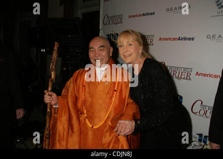 27. Februar 2011 - Hollywood, Kalifornien, USA - I14830CHW .21st jährlichen '' Night Of 100 Stars'' Academy Awards Viewing Party.Beverly Hills Hotel-Crystal Ballroom, Beverly Hills, CA .02/27/2011. SPIRITUELLER FÜHRER OBERSTE MÖNCH SEINE HEILIGKEIT SEOK GASAN 8. UND STELLA STEVENS. 2011 (Kredit-Bild: © Clin Stockfoto