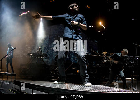 28. Februar 2011 führt - Phoenix, Arizona, Vereinigte Staaten von Amerika - Mike Shinoda von Linkin Park live auf der Bühne bei US Airways Center in Phoenix, Arizona während ihrer 2011 A tausend Sonnen-Tour. (Kredit-Bild: © gen Lower/Southcreek Global/ZUMAPRESS.com) Stockfoto