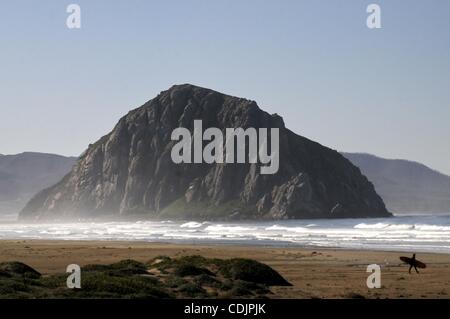 Ein Surfer-Köpfe für den Ozean in der Nähe von Morro Bay, CA am 1. März 2011. (Kredit-Bild: © John Pyle/Cal Sport Media/ZUMAPRESS.com) Stockfoto