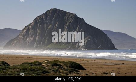 Morro Rock gesehen vom Strand entfernt, liegt im Pazifischen Ozean in der Nähe von Morro Bay, CA am 1. März 2011. (Kredit-Bild: © John Pyle/Cal Sport Media/ZUMAPRESS.com) Stockfoto