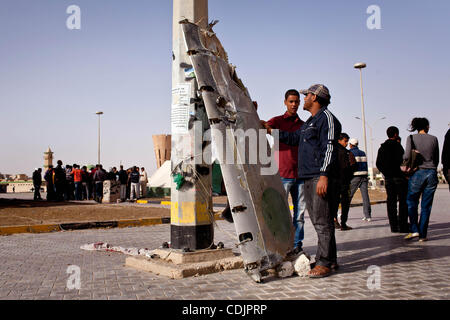 1. März 2011 - Ajdabya, Libyen - In den zentralen Platz Ajdabya Libyen die Überreste eines Flügels wurde aufgerichtet.  Es ist angeblich eines der Flügel zwei libysche Luftwaffe Flugzeuge, die gezielt in die Wüste nach dem Piloten ausgeworfen, weigert sich, ihre Kolleginnen und Libyer Feuer abgestürzt waren... David De Stockfoto
