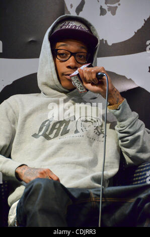 März 2 2011, Philadelphia Pa-USA-Rapper und Komponist, WIZ KHALIFA, am Xfinity Performance Theater in Philadelphia. Lokale Radiosender Power 99FM gestreamt live Internet Interview für seine Fans. (Kredit-Bild: (c) Ricky Fitchett/ZUMA Press) Fotograf: Ricky Fitchett Source: Ricky Fitchett Stockfoto