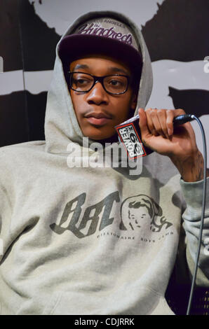 März 2 2011, Philadelphia Pa-USA-Rapper und Komponist, WIZ KHALIFA, am Xfinity Performance Theater in Philadelphia. Lokale Radiosender Power 99FM gestreamt live Internet Interview für seine Fans. (Kredit-Bild: (c) Ricky Fitchett/ZUMA Press) Fotograf: Ricky Fitchett Source: Ricky Fitchett Stockfoto