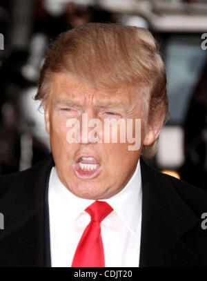 2. März 2011 - New York, New York, US - Geschäftsmann/Persönlichkeit DONALD TRUMP posiert für Fotos bei seinem Auftritt auf der "Late Night With David Letterman" auf dem Ed Sullivan Theater statt. (Bild Kredit: Nancy Kaszerman/ZUMAPRESS.com ©) Stockfoto