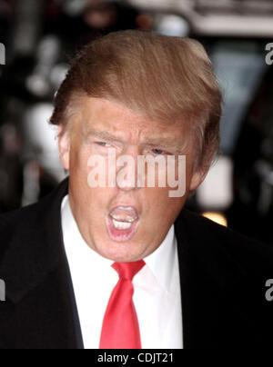 2. März 2011 - New York, New York, US - Geschäftsmann/Persönlichkeit DONALD TRUMP posiert für Fotos bei seinem Auftritt auf der "Late Night With David Letterman" auf dem Ed Sullivan Theater statt. (Bild Kredit: Nancy Kaszerman/ZUMAPRESS.com ©) Stockfoto