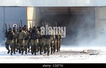 3. März 2011 - Krasnodar, Russland - Training der Spetsnaz Kämpfer. Spetsnaz russische spezielle Purpuse Einheit "Akula" (Englisch: Shark) des Innenministeriums Krasnodar zwingt. Spetsnaz oder Specnaz ist buchstäblich "Kraft der Zweckgesellschaft". (Kredit-Bild: © PhotoXpress/ZUMAPRESS.com) Stockfoto