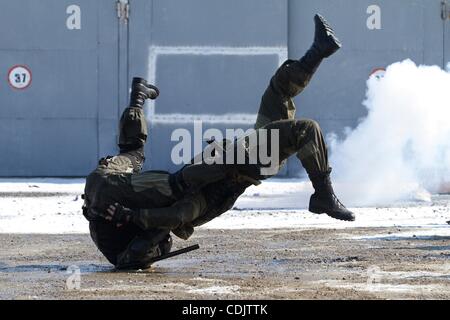 3. März 2011 - Krasnodar, Russland - Training der Spetsnaz Kämpfer. Spetsnaz russische spezielle Purpuse Einheit "Akula" (Englisch: Shark) des Innenministeriums Krasnodar zwingt. Spetsnaz oder Specnaz ist buchstäblich "Kraft der Zweckgesellschaft". (Kredit-Bild: © PhotoXpress/ZUMAPRESS.com) Stockfoto