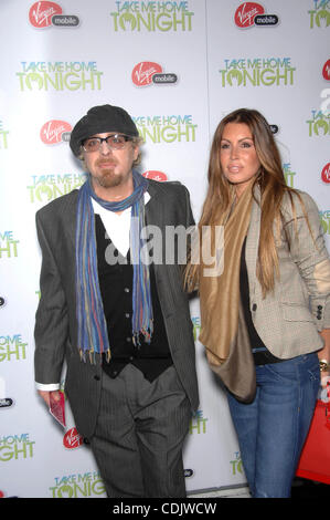 3. März 2011 - statt Hollywood, Kalifornien, USA - Leif Garrett und Rachel Uchitel während der Premiere des neuen Films von Relativity Media TAKE ME HOME TONIGHT, an der königlichen Kinos L.A. Live Stadion 14, auf 2. März 2011, in Los Angeles. (Kredit-Bild: © Michael Germana/Globe Photos/ZUMAPRESS.com) Stockfoto
