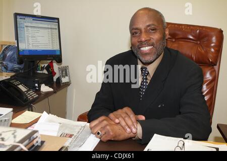 4. März 2011 - New York, New York, USA - New York State Senator BILL PERKINS in seinem Büro auf NYS Adam Clayton Powell Jr. Stand Bürogebäude in Harlem in West 125th. Straße. (Bild Kredit: Mariela Lombard/ZUMAPRESS.com ©) Stockfoto