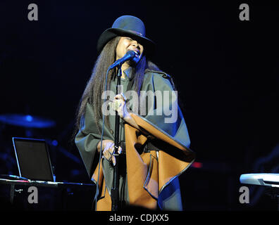 4. März 2011 - Durham, North Carolina; USA - Sängerin ERYKAH BADU tritt als ihr 2011 Tour macht Halt in Durham Performing Arts Center befindet sich in Durham. Copyright 2011 Jason Moore. (Kredit-Bild: © Jason Moore/ZUMAPRESS.com) Stockfoto