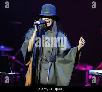 4. März 2011 - Durham, North Carolina; USA - Sängerin ERYKAH BADU tritt als ihr 2011 Tour macht Halt in Durham Performing Arts Center befindet sich in Durham. Copyright 2011 Jason Moore. (Kredit-Bild: © Jason Moore/ZUMAPRESS.com) Stockfoto