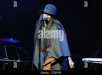 4. März 2011 - Durham, North Carolina; USA - Sängerin ERYKAH BADU tritt als ihr 2011 Tour macht Halt in Durham Performing Arts Center befindet sich in Durham. Copyright 2011 Jason Moore. (Kredit-Bild: © Jason Moore/ZUMAPRESS.com) Stockfoto