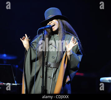 4. März 2011 - Durham, North Carolina; USA - Sängerin ERYKAH BADU tritt als ihr 2011 Tour macht Halt in Durham Performing Arts Center befindet sich in Durham. Copyright 2011 Jason Moore. (Kredit-Bild: © Jason Moore/ZUMAPRESS.com) Stockfoto