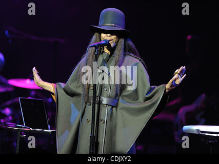 4. März 2011 - Durham, North Carolina; USA - Sängerin ERYKAH BADU tritt als ihr 2011 Tour macht Halt in Durham Performing Arts Center befindet sich in Durham. Copyright 2011 Jason Moore. (Kredit-Bild: © Jason Moore/ZUMAPRESS.com) Stockfoto