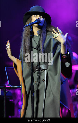 4. März 2011 - Durham, North Carolina; USA - Sängerin ERYKAH BADU tritt als ihr 2011 Tour macht Halt in Durham Performing Arts Center befindet sich in Durham. Copyright 2011 Jason Moore. (Kredit-Bild: © Jason Moore/ZUMAPRESS.com) Stockfoto