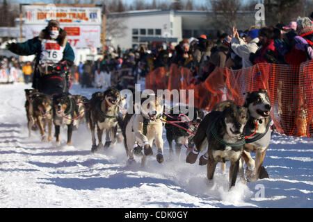 6. März 2011 - Willow, Alaska, USA - JODI Baileys-Hund-Team zieht ihre Schlitten von der Startlinie des offiziellen Start des Iditarod Trail Sled Dog Race in Willow für den Start des Rennens 1.150 Meile nach Nome. (Kredit-Bild: © Al Grillo/ZUMAPRESS.com) Stockfoto