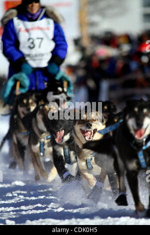 6. März 2011 - Willow, Alaska, USA - KAREN HENDRICKSON Schlittenhunde-Team zieht sie von der Startlinie des offiziellen Start des Iditarod Trail Sled Dog Race in Willow für den Start des Rennens 1.150 Meile nach Nome. (Kredit-Bild: © Al Grillo/ZUMAPRESS.com) Stockfoto