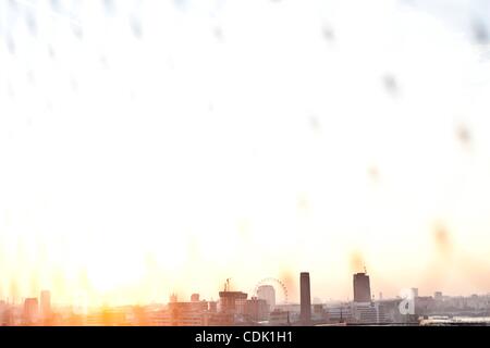 7. März 2011 - betrachtet London, England, Vereinigtes Königreich - Skyline von London, von dem Denkmal. Das Denkmal steht an der Kreuzung der Monument Street und Fish Street Hill in der City of London. Es entstand zwischen 1671 und 1677 zum Gedenken an den großen Brand von London und den Wiederaufbau zu feiern Stockfoto