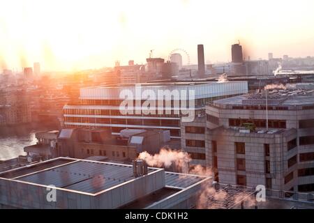 7. März 2011 - betrachtet London, England, Vereinigtes Königreich - Skyline von London, von dem Denkmal. Das Denkmal steht an der Kreuzung der Monument Street und Fish Street Hill in der City of London. Es entstand zwischen 1671 und 1677 zum Gedenken an den großen Brand von London und den Wiederaufbau zu feiern Stockfoto