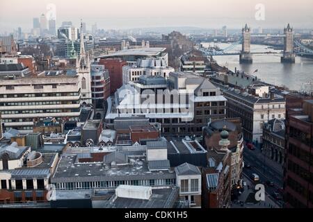 7. März 2011 - betrachtet London, England, Vereinigtes Königreich - Skyline von London Tower Bridge und Teile der Stadt, von dem Denkmal. Das Denkmal steht an der Kreuzung der Monument Street und Fish Street Hill in der City of London. Es entstand zwischen 1671 und 1677 zum Gedenken an das große Feuer von L Stockfoto