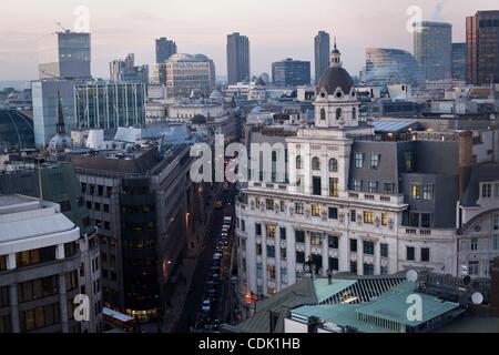 7. März 2011 - betrachtet London, England, United Kingdom - London City, von dem Denkmal. Das Denkmal steht an der Kreuzung der Monument Street und Fish Street Hill in der City of London. Es entstand zwischen 1671 und 1677 zum Gedenken an den großen Brand von London und den Wiederaufbau zu feiern die Stockfoto