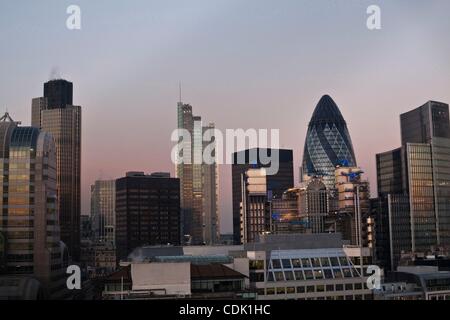 7. März 2011 - London, England, Vereinigtes Königreich - London City Skyline, betrachtet durch die Gherking, vom Monument. Das Denkmal steht an der Kreuzung der Monument Street und Fish Street Hill in der City of London. Es wurde gebaut, zwischen 1671 und 1677 zum Gedenken an den großen Brand von London und Stockfoto