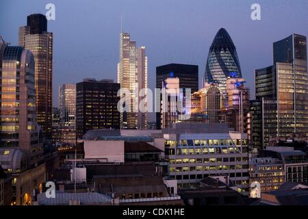 7. März 2011 - London, England, Vereinigtes Königreich - London City Skyline, betrachtet durch die Gherking, vom Monument. Das Denkmal steht an der Kreuzung der Monument Street und Fish Street Hill in der City of London. Es wurde gebaut, zwischen 1671 und 1677 zum Gedenken an den großen Brand von London und Stockfoto