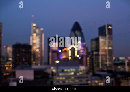 7. März 2011 - London, England, Vereinigtes Königreich - London City Skyline, betrachtet durch die Gherking, vom Monument. Das Denkmal steht an der Kreuzung der Monument Street und Fish Street Hill in der City of London. Es wurde gebaut, zwischen 1671 und 1677 zum Gedenken an den großen Brand von London und Stockfoto