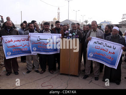 7. März 2011 - Rafah, Gaza-Streifen, Palästinensische Gebiete - Palästinenser aufhören mit ihren LKW nahe der Kreuzung von der israelischen Grenzübergang Kerem Shalom während einer Protestaktion gegen die israelische Entscheidung Grenzübergangs Karni im südlichen Gazastreifen zu schließen. Die Besitzer der Verkehrsunternehmen inszeniert ein stri Stockfoto