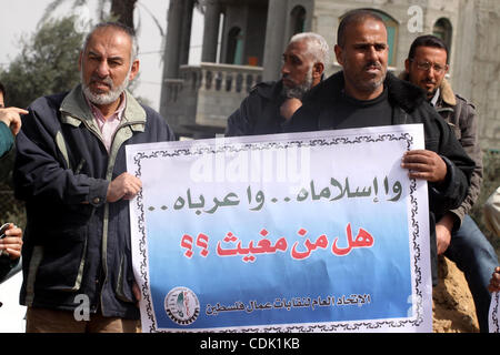 7. März 2011 - Rafah, Gaza-Streifen, Palästinensische Gebiete - Palästinenser aufhören mit ihren LKW nahe der Kreuzung von der israelischen Grenzübergang Kerem Shalom während einer Protestaktion gegen die israelische Entscheidung Grenzübergangs Karni im südlichen Gazastreifen zu schließen. Die Besitzer der Verkehrsunternehmen inszeniert ein stri Stockfoto