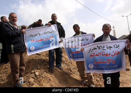 7. März 2011 - Rafah, Gaza-Streifen, Palästinensische Gebiete - Palästinenser aufhören mit ihren LKW nahe der Kreuzung von der israelischen Grenzübergang Kerem Shalom während einer Protestaktion gegen die israelische Entscheidung Grenzübergangs Karni im südlichen Gazastreifen zu schließen. Die Besitzer der Verkehrsunternehmen inszeniert ein stri Stockfoto